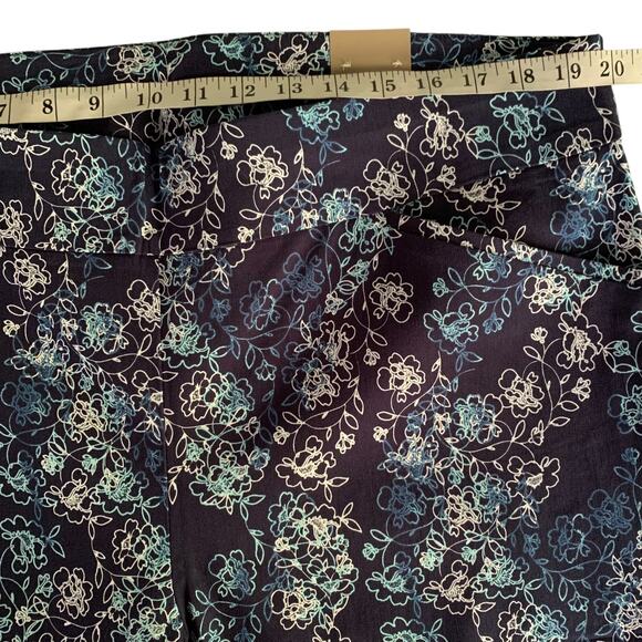 Chico's Pants NWT Size 3.5 (18) Perfect Stretch Josie Midnight Floral Hem Slit - Picture 8 of 10
